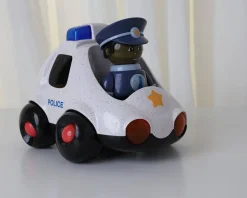 Wóz policyjny z policjantem