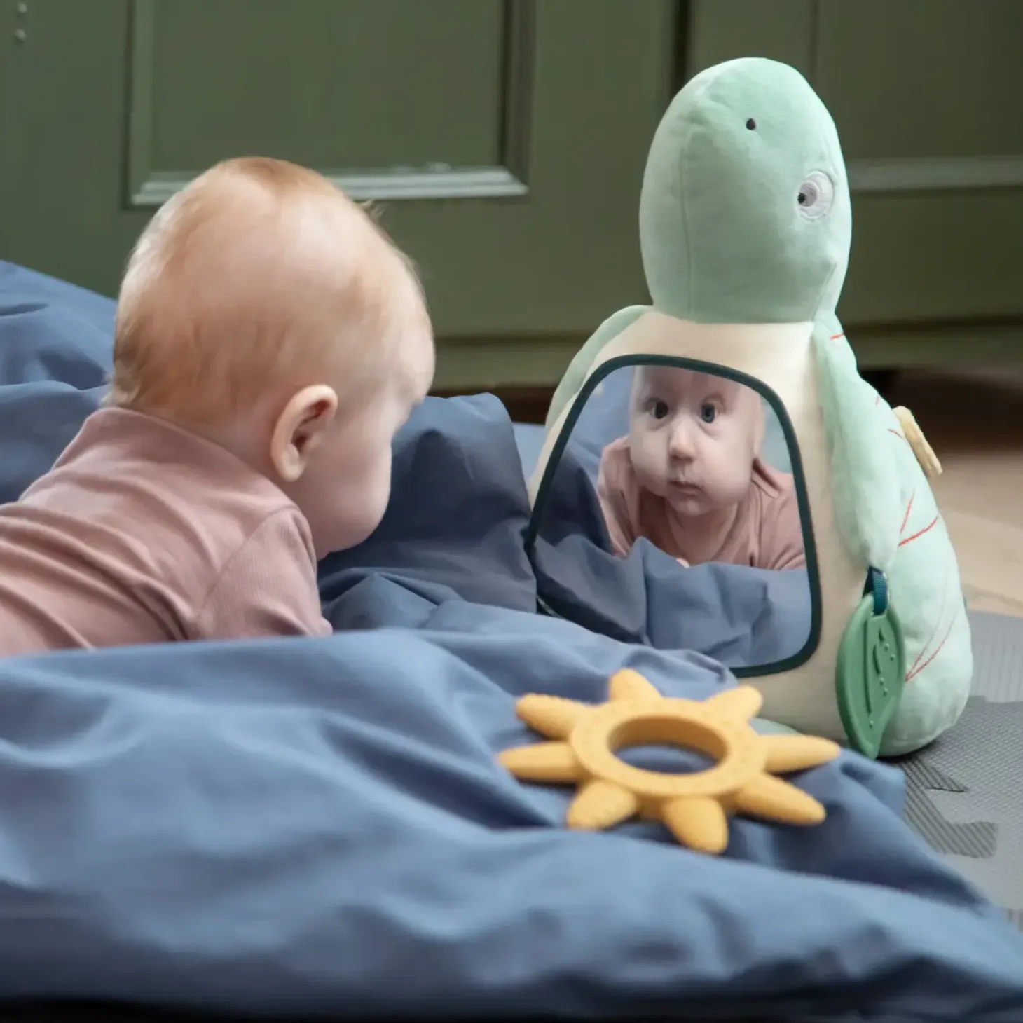Zabawka aktywizująca z lusterkiem - Turbo the turtle