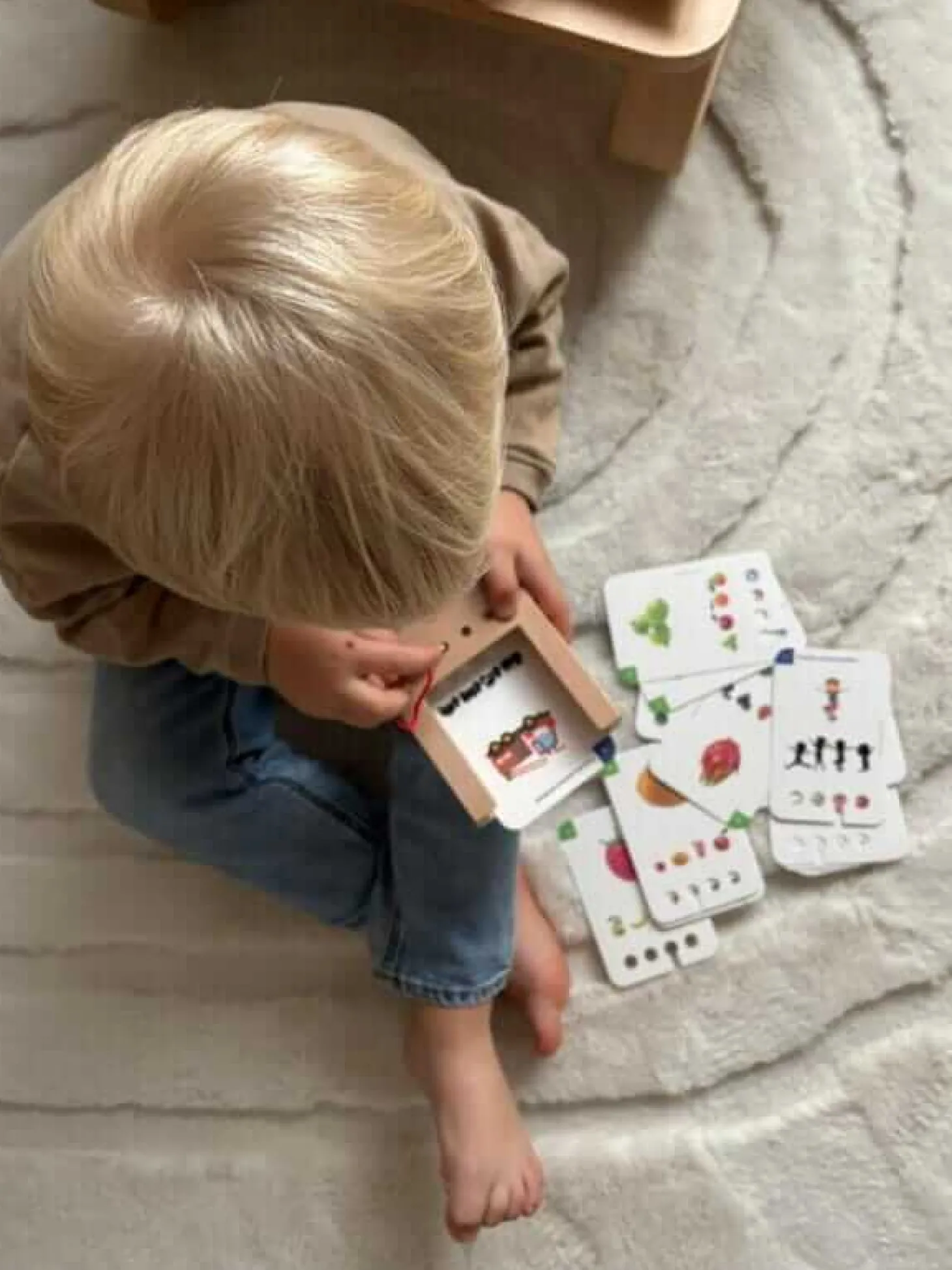Zestaw dla dzieci 2+. Pudełko WiemTo i 6 Zestawów Kart