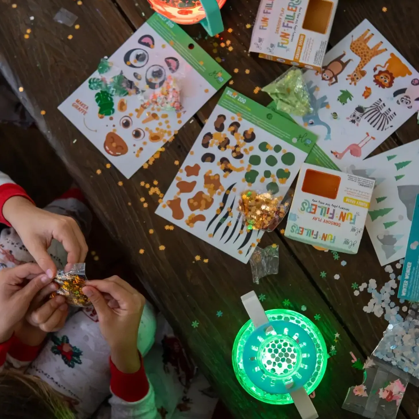 Zestaw sensoryczny DIY, świecący słoik z brokatami i figurkami Fun Fillers + naklejki gratis - ZOO