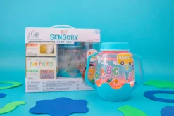 Zestaw sensoryczny DIY, świecący słoik z brokatami i figurkami Fun Fillers + naklejki gratis - ABC