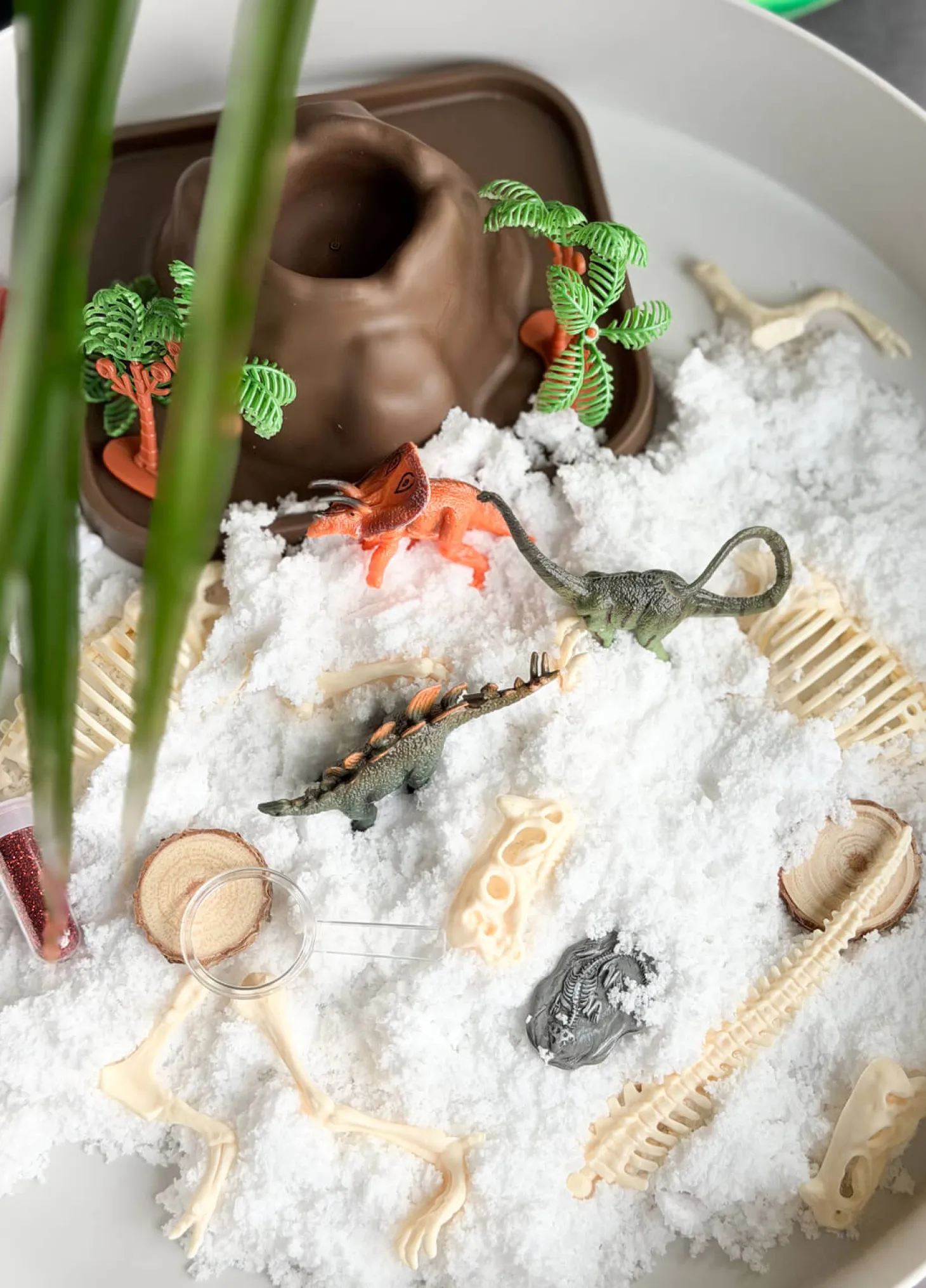 Zestaw sensoryczny Świat dinozaurów, tacka + figurki + śnieg sensoryczny