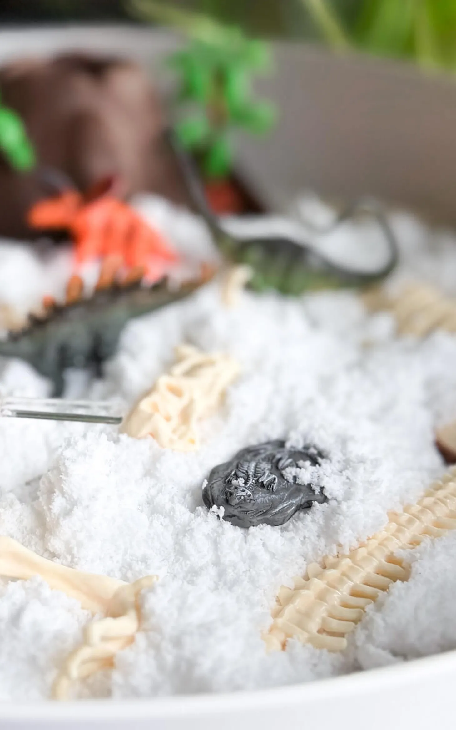 Zestaw sensoryczny Świat dinozaurów, tacka + figurki + śnieg sensoryczny