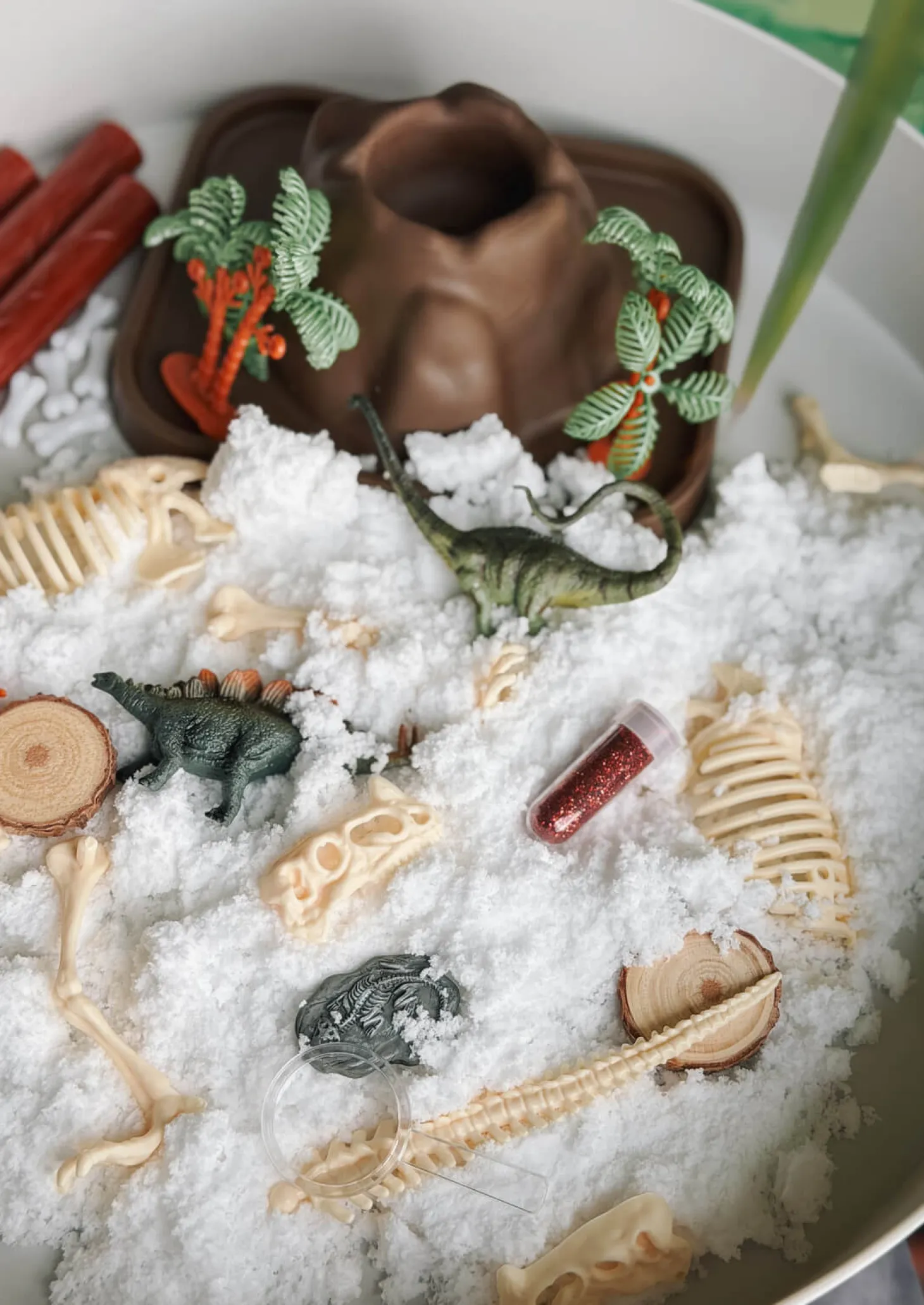 Zestaw sensoryczny Świat dinozaurów, tacka + figurki + śnieg sensoryczny